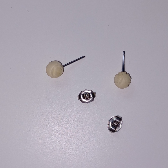 Vintage ivory stud earrings - Picture 2 of 7